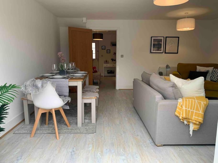 Stylish & Spacious 3 Bed House With 2 Free Car Parking Spaces Villa Appledram Dış mekan fotoğraf