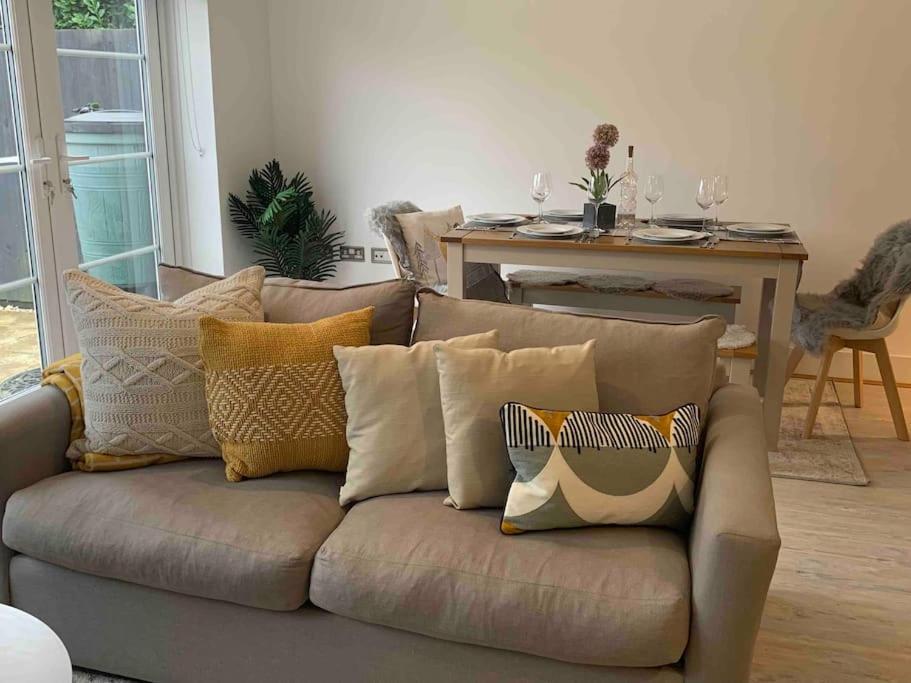 Stylish & Spacious 3 Bed House With 2 Free Car Parking Spaces Villa Appledram Dış mekan fotoğraf
